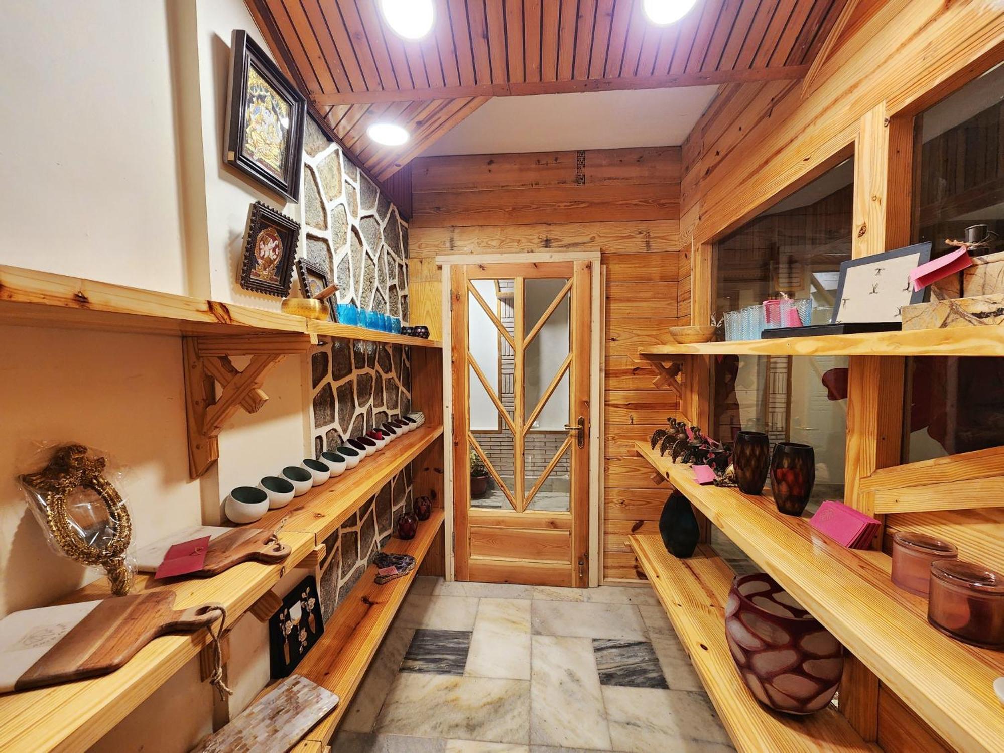 Hotel Pineview Shimla Zewnętrze zdjęcie