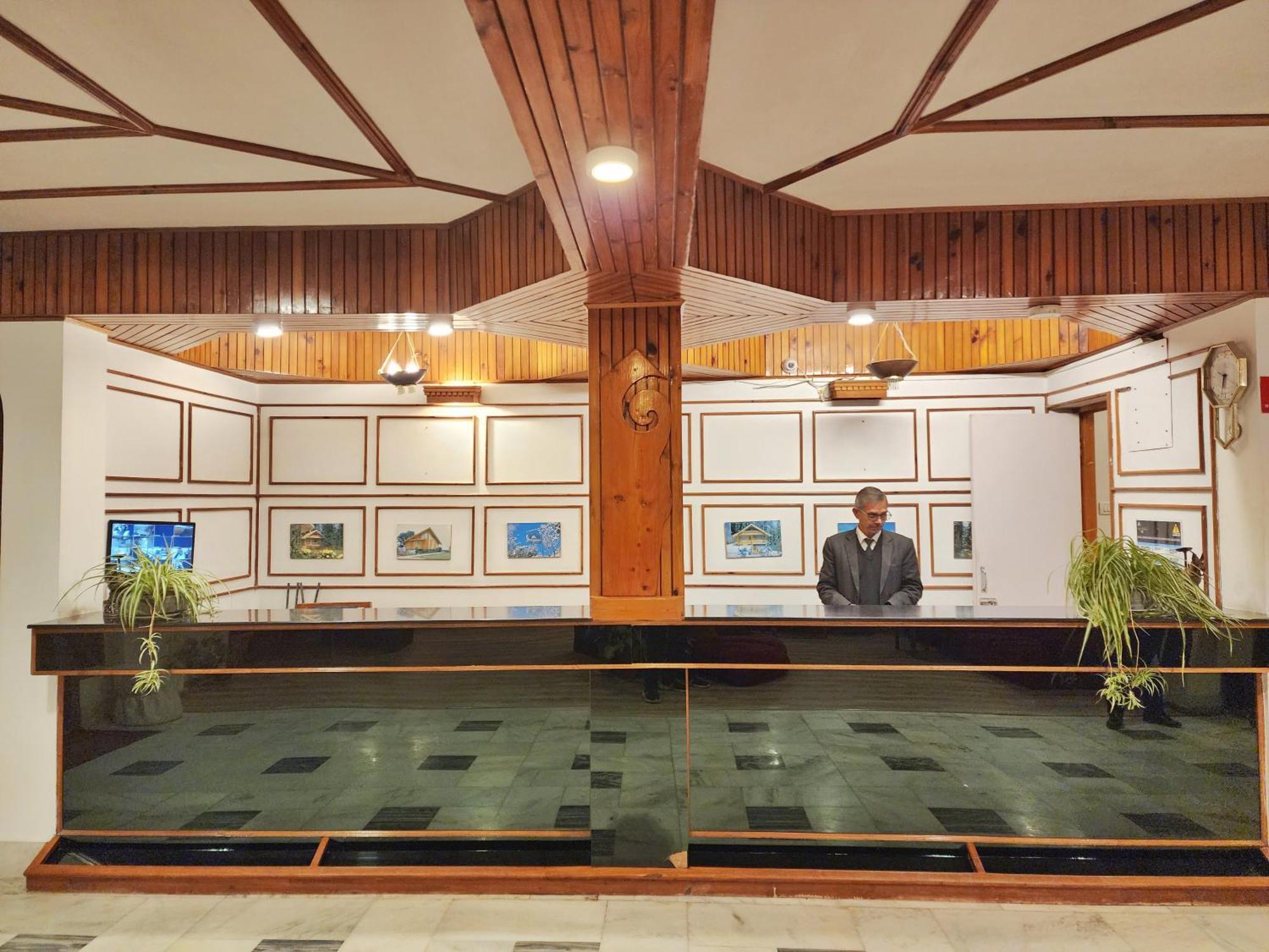 Hotel Pineview Shimla Zewnętrze zdjęcie