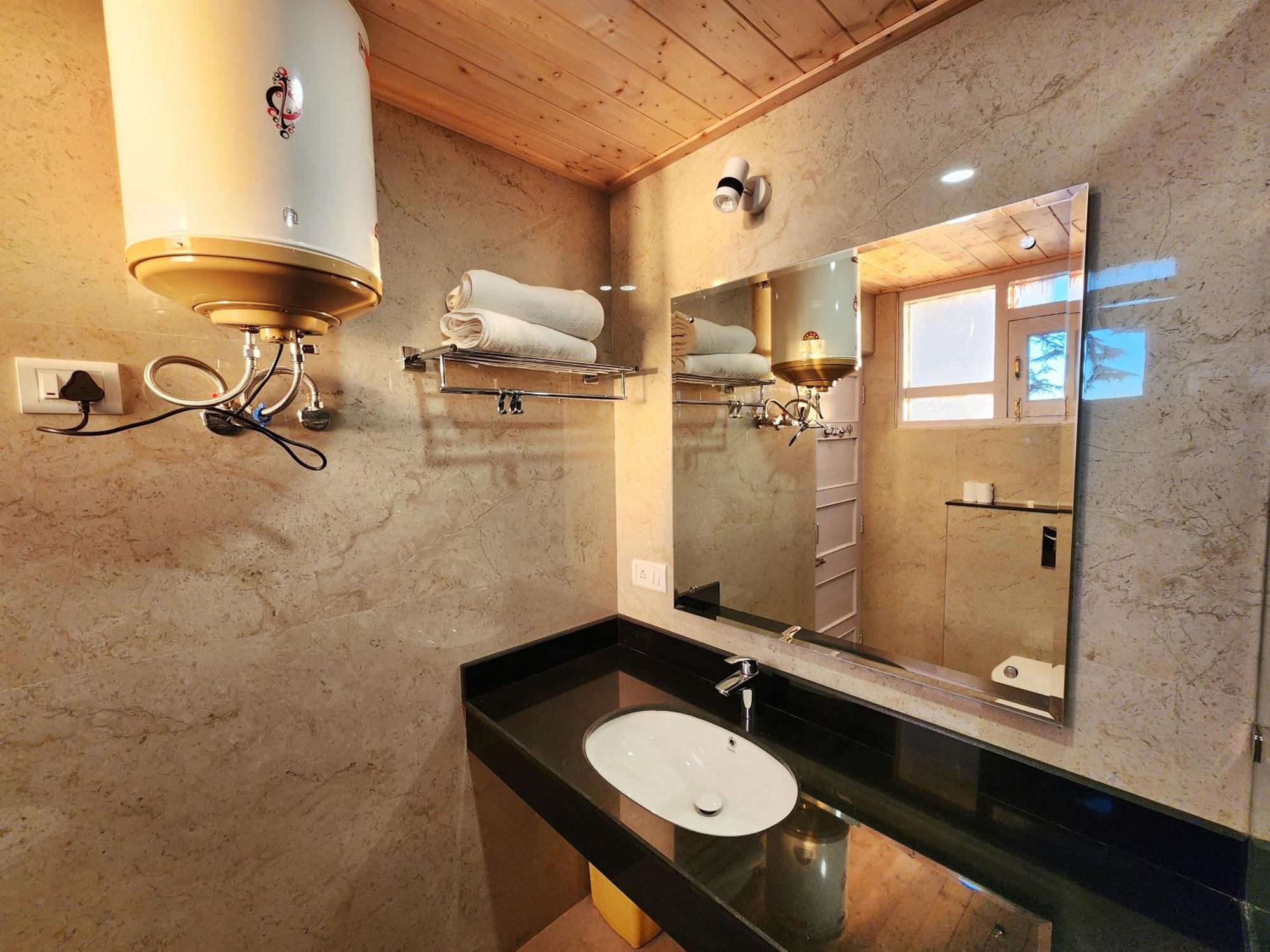 Hotel Pineview Shimla Zewnętrze zdjęcie
