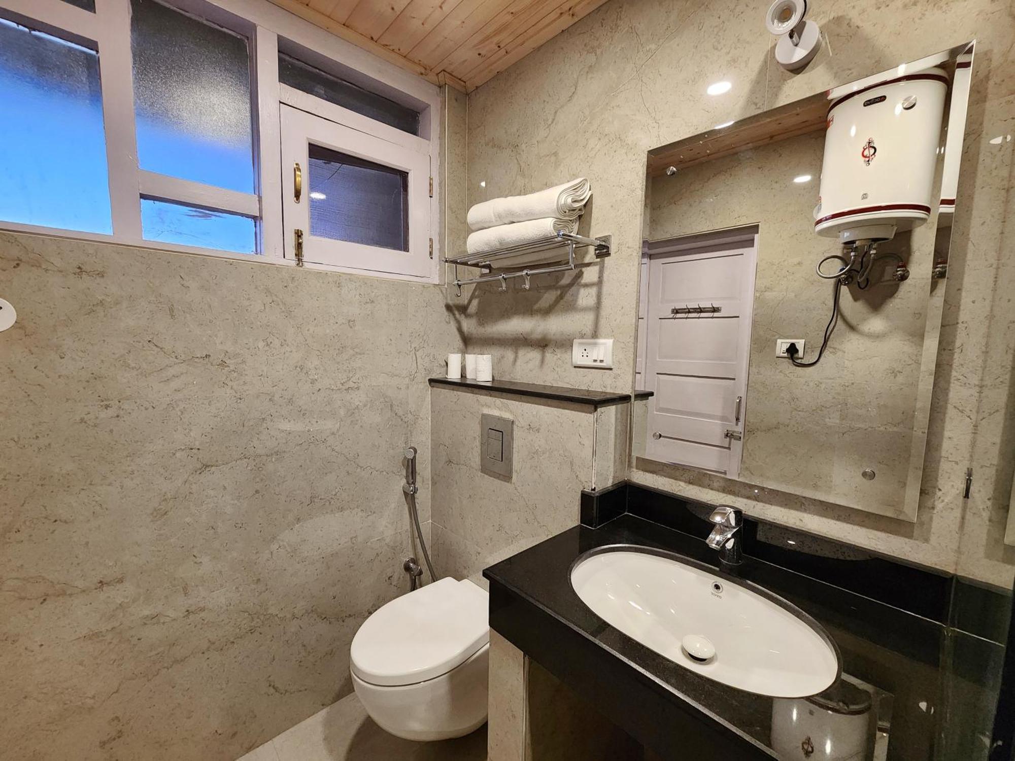 Hotel Pineview Shimla Zewnętrze zdjęcie