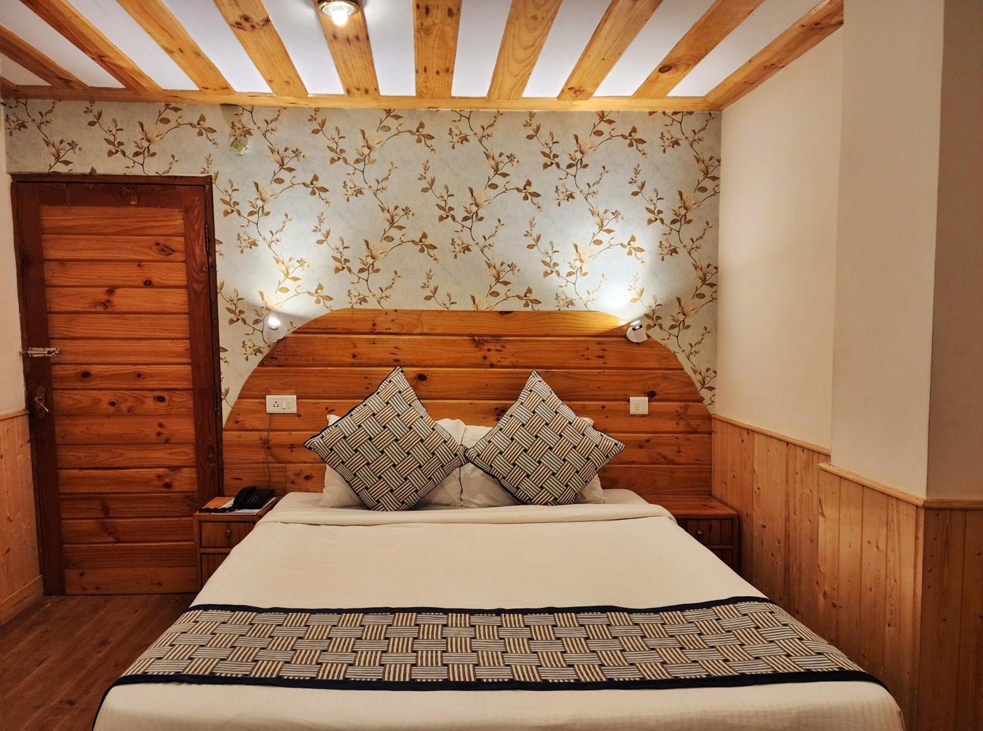 Hotel Pineview Shimla Zewnętrze zdjęcie