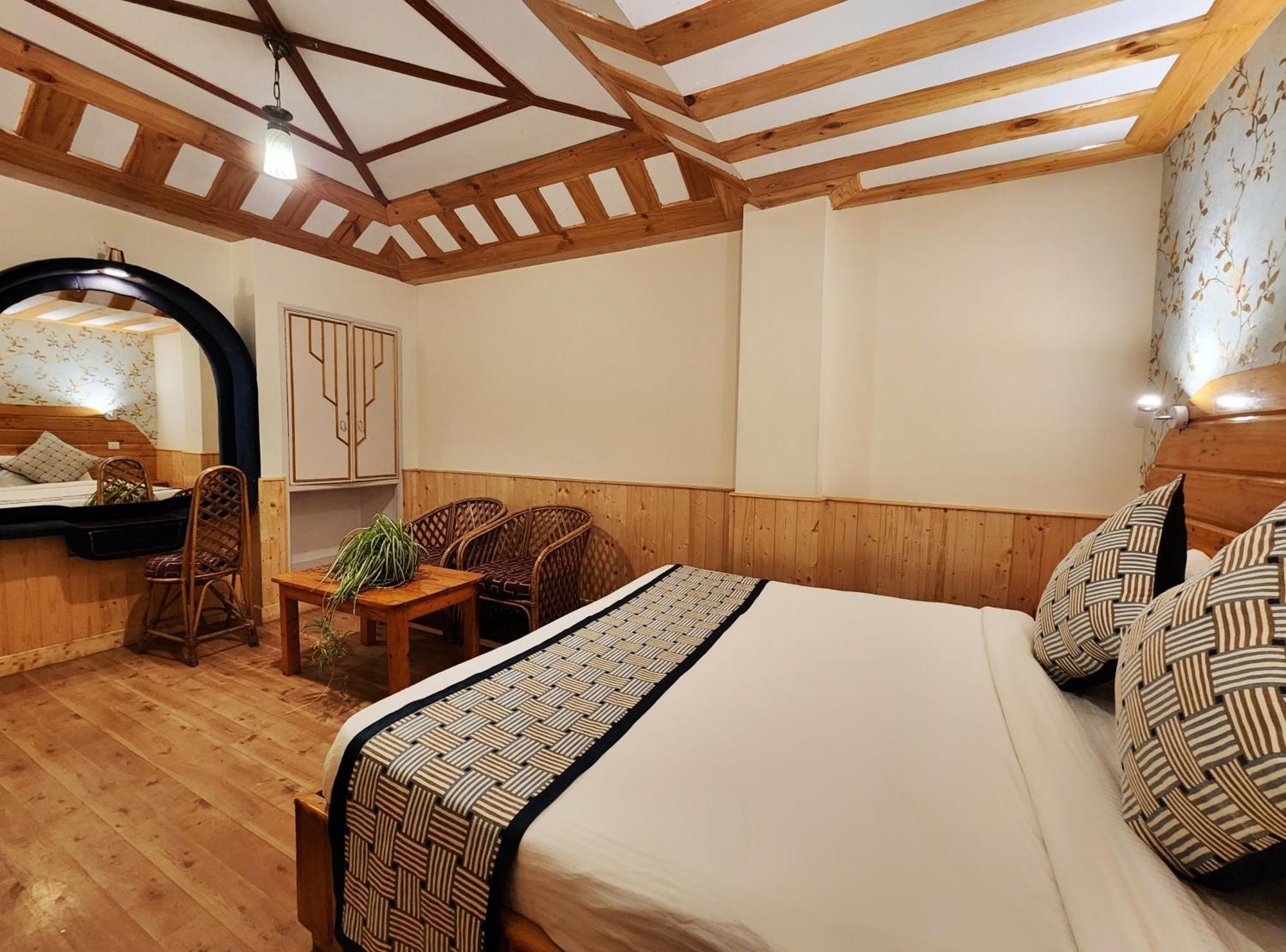 Hotel Pineview Shimla Zewnętrze zdjęcie